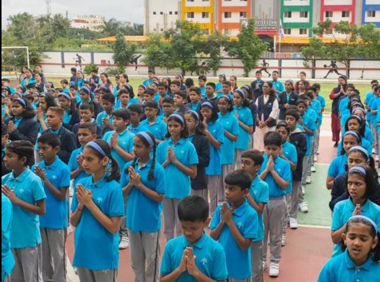 गुरुकुल विद्यालयतील विद्यार्थी प्रार्थना करताना